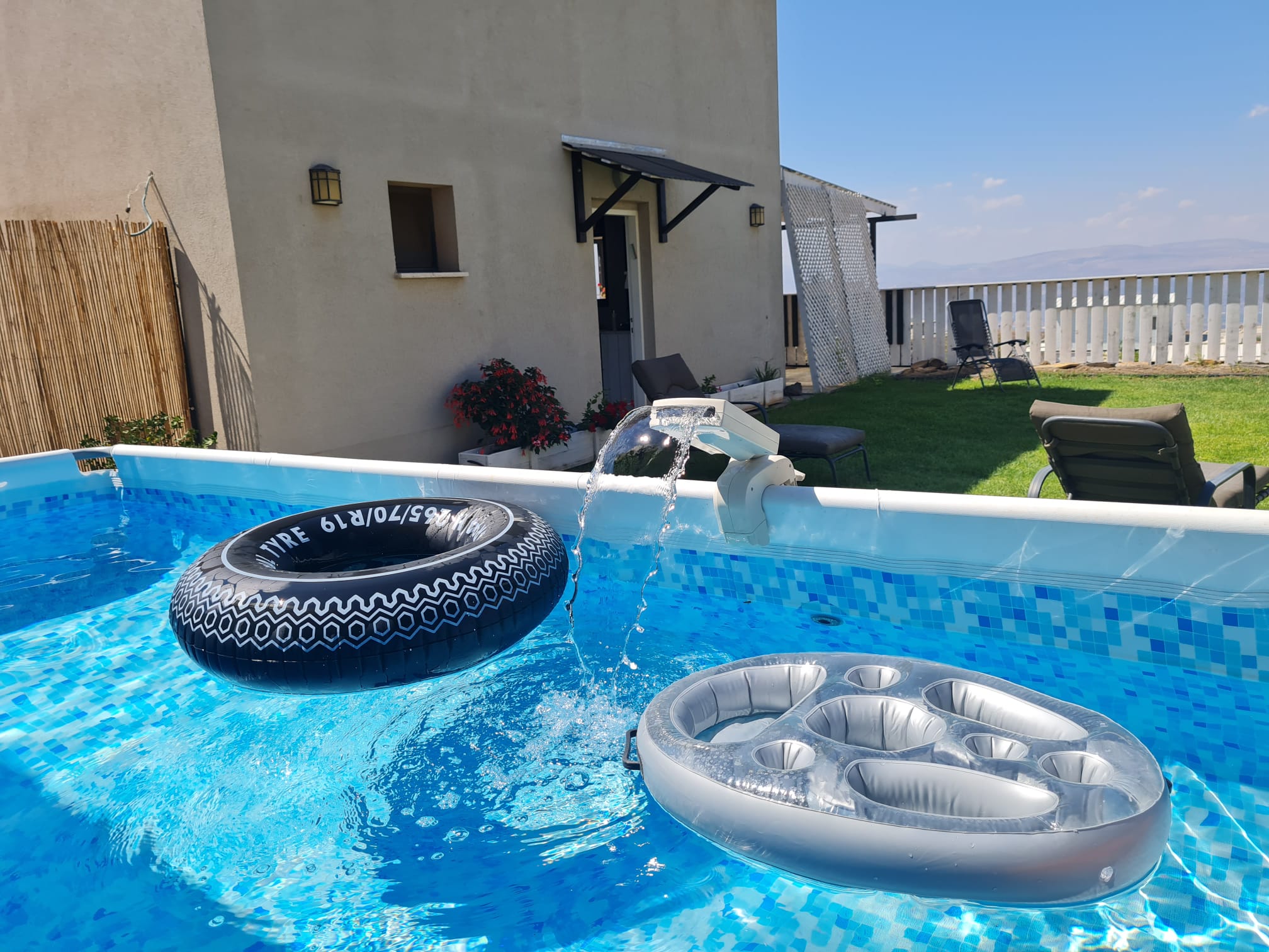 בריכה במתחם